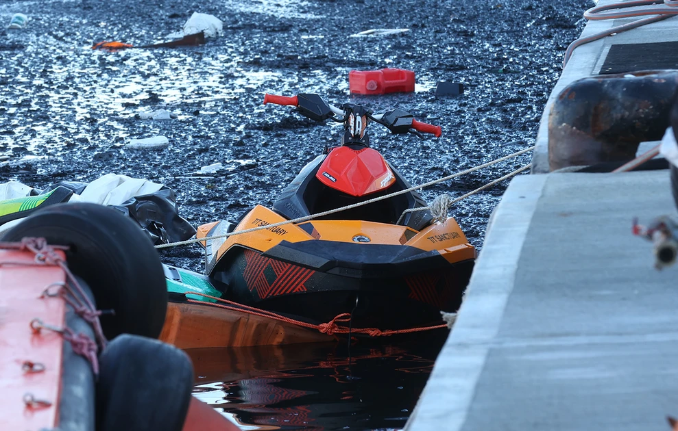 Πολυτελή γιοτ βυθισμένα στη Μαρίνα Ζέας, πως εκδηλώθηκε πυρκαγιά ΦΩΤΟ - ΒΙΝΤΕΟ