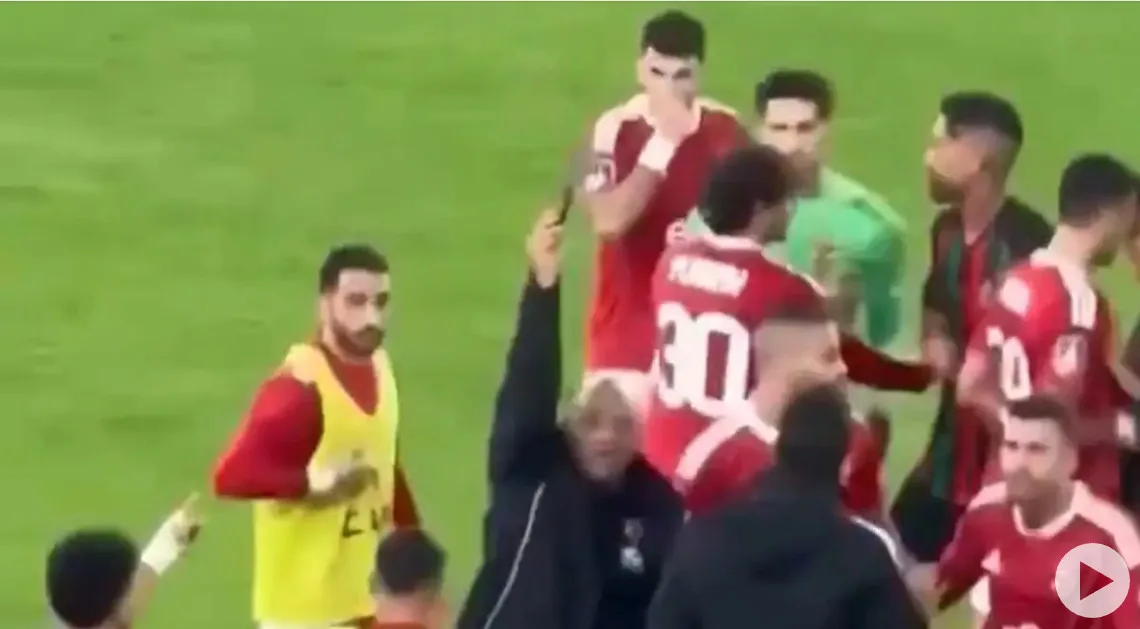 Μαρόκο: Οπαδός πετά σπάτουλα σε παίκτες του CAF Champions League ΒΙΝΤΕΟ