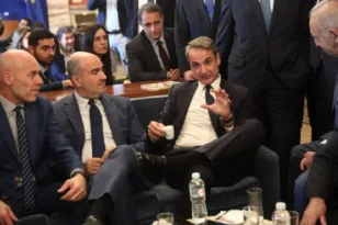 Μητσοτάκης με τους βουλευτές της ΝΔ στο εντευκτήριο: «Εκλογές μέχρι την άνοιξη του ’27 – Tο θέμα είναι ποιος θα… σουβλιστεί»