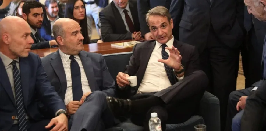 Μητσοτάκης με τους βουλευτές της ΝΔ στο εντευκτήριο: «Εκλογές μέχρι την άνοιξη του ’27 - Tο θέμα είναι ποιος θα… σουβλιστεί»