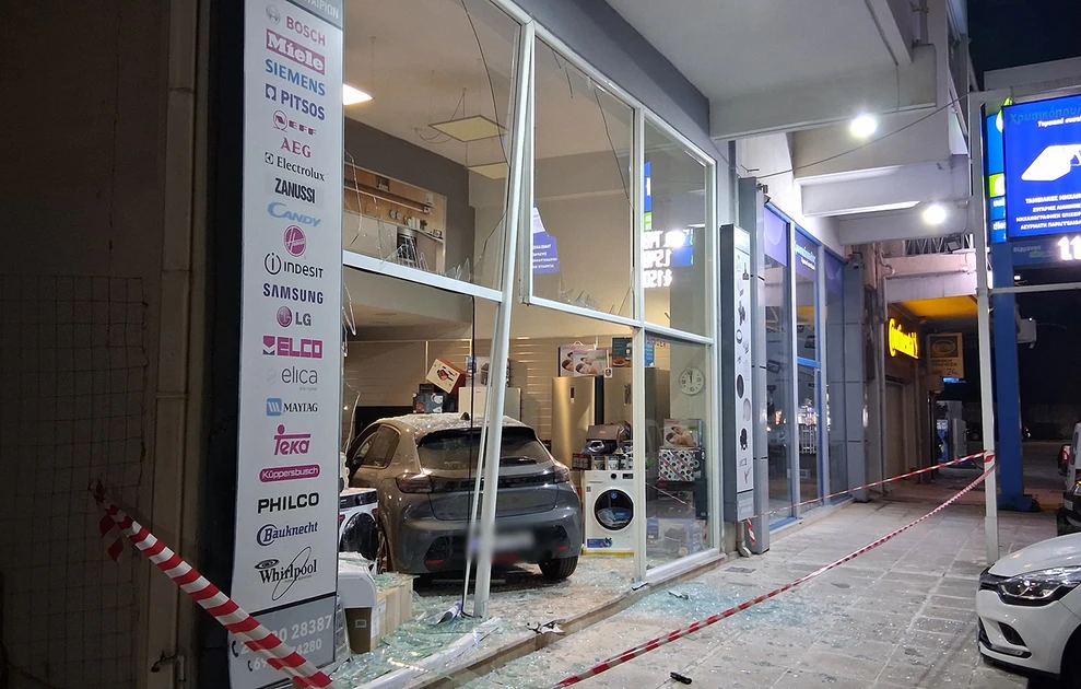 Ναύπλιο: Αυτοκίνητο «μπήκε» σε κατάστημα, στο νοσοκομείο η οδηγός ΦΩΤΟ Ναύπλιο: Αυτοκίνητο «μπήκε» σε κατάστημα, στο νοσοκομείο η οδηγός ΦΩΤΟ