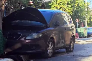 Φωτιά σε ΙΧ και εντοπισμός χειροβομβίδας στη Νίκαια, σε ποιον ανήκει το όχημα