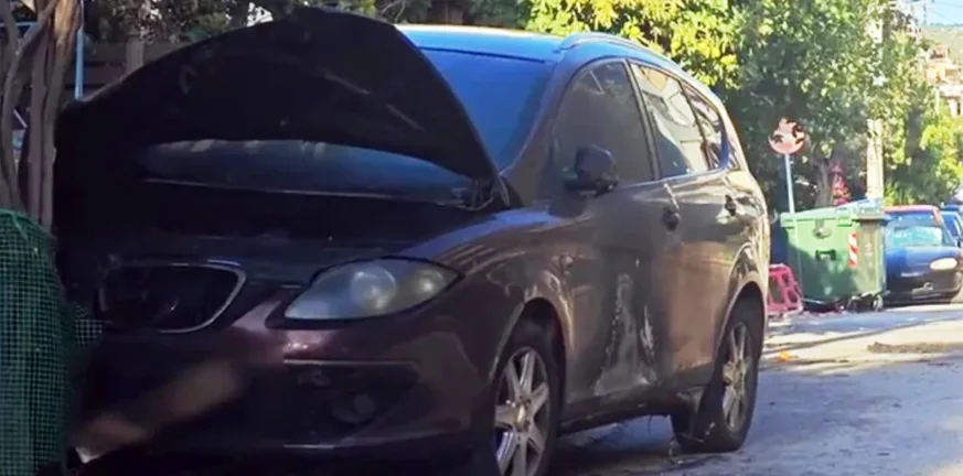 Φωτιά σε ΙΧ και εντοπισμός χειροβομβίδας στη Νίκαια, σε ποιον ανήκει το όχημα