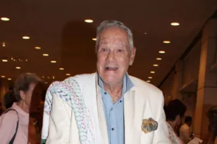 Ντίμης Κρίτσας: Ο “άρχοντας” της ελληνικής μόδας που έκανε την κομψότητα διεθνή υπόθεση