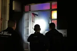 Έφοδος της ΕΛΑΣ σε οίκους ανοχής στην Αθήνα: Εντοπίστηκαν θύματα trafficking και «σφραγισμένα» καταστήματα που λειτουργούσαν ξανά