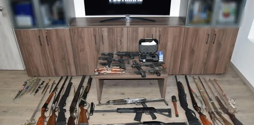 Πέντε συλλήψεις για κρυφό οπλοστάσιο σε σπίτια στην Κρήτη ΦΩΤΟ