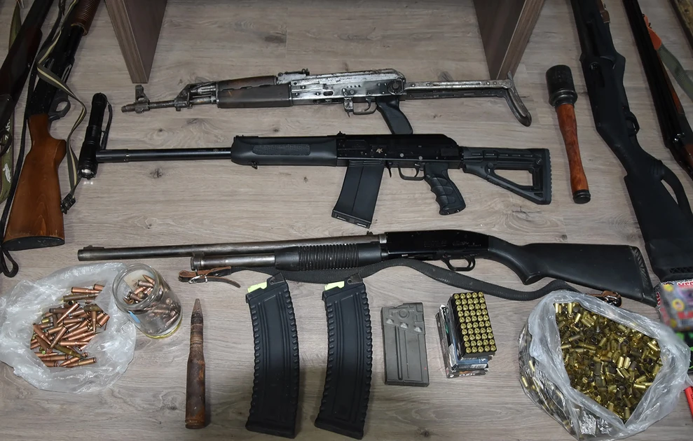 Πέντε συλλήψεις για κρυφό οπλοστάσιο σε σπίτια στην Κρήτη ΦΩΤΟ Πέντε συλλήψεις για κρυφό οπλοστάσιο σε σπίτια στην Κρήτη ΦΩΤΟ