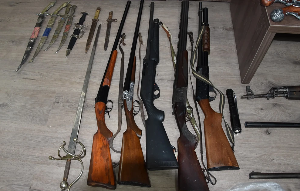 Πέντε συλλήψεις για κρυφό οπλοστάσιο σε σπίτια στην Κρήτη ΦΩΤΟ Πέντε συλλήψεις για κρυφό οπλοστάσιο σε σπίτια στην Κρήτη ΦΩΤΟ