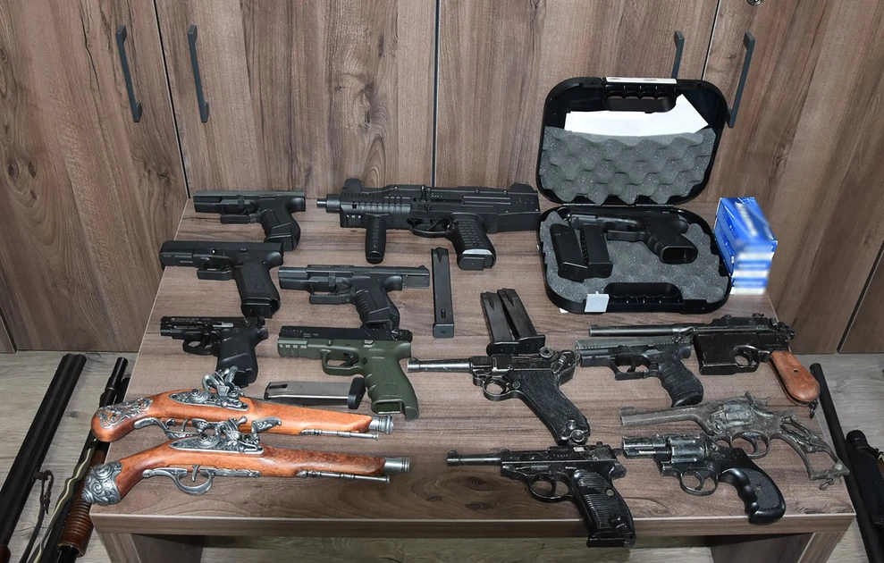 Πέντε συλλήψεις για κρυφό οπλοστάσιο σε σπίτια στην Κρήτη ΦΩΤΟ Πέντε συλλήψεις για κρυφό οπλοστάσιο σε σπίτια στην Κρήτη ΦΩΤΟ