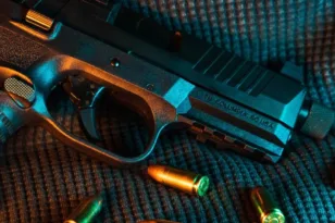 Έρευνα Metron Analysis: 1 στους 4 Έλληνες θέλει όπλο για αυτοπροστασία