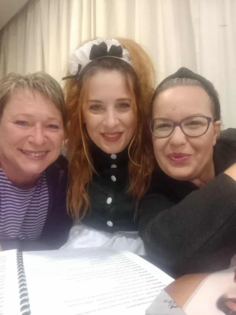 «Μη με λες αφεντικό»: Μια Πατρινή κωμωδία χωρίς… αφεντικά, με αυτοσχεδιασμό, σάτιρα και πολλή καρδιά στις «Γραμμές Τέχνης» «Μη με λες αφεντικό»: Μια Πατρινή κωμωδία χωρίς… αφεντικά, με αυτοσχεδιασμό, σάτιρα και πολλή καρδιά στις «Γραμμές Τέχνης»