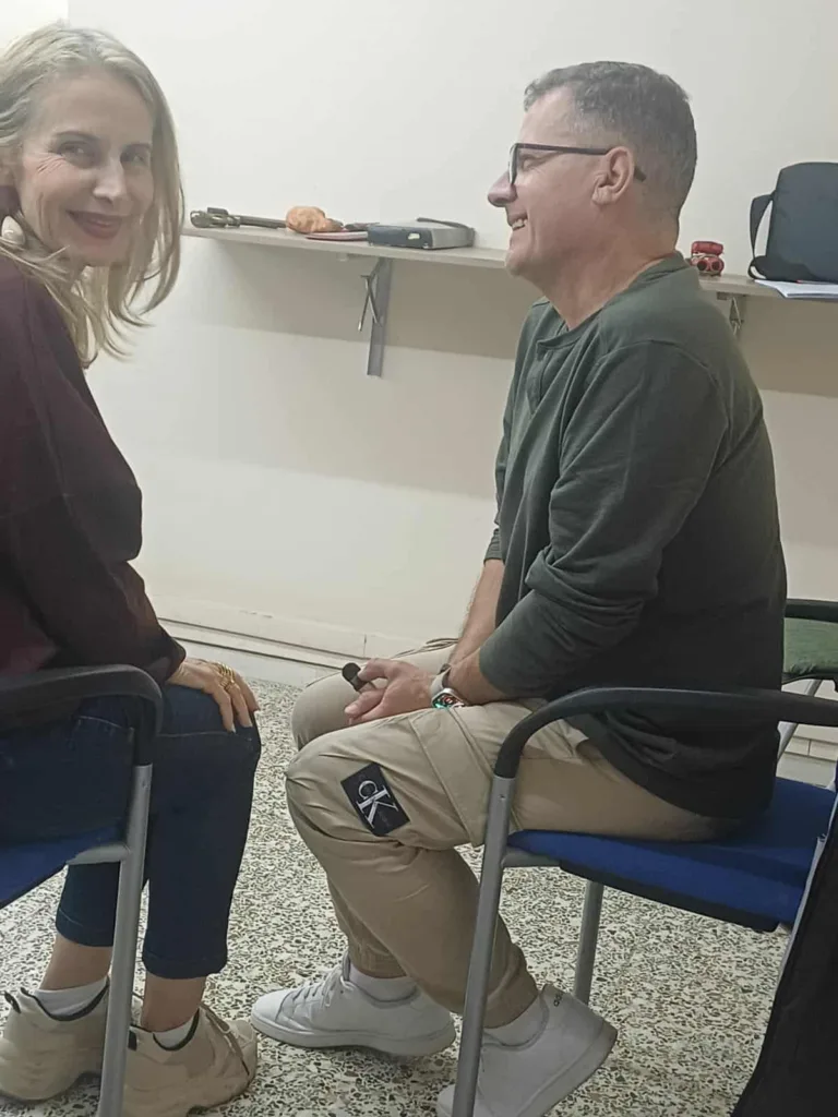 «Μη με λες αφεντικό»: Μια Πατρινή κωμωδία χωρίς… αφεντικά, με αυτοσχεδιασμό, σάτιρα και πολλή καρδιά στις «Γραμμές Τέχνης»