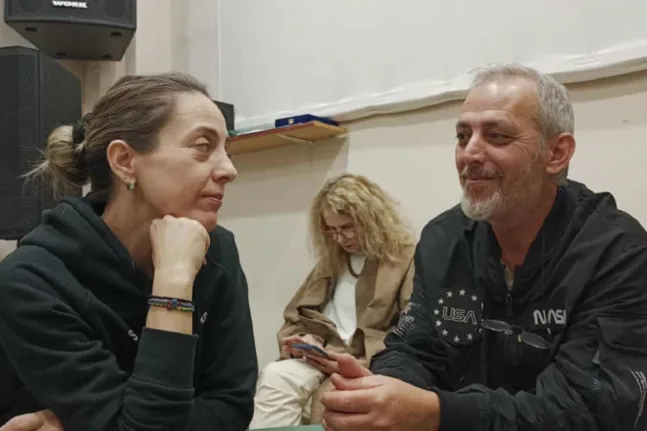 «Μη με λες αφεντικό»: Μια Πατρινή κωμωδία χωρίς… αφεντικά, με αυτοσχεδιασμό, σάτιρα και πολλή καρδιά στις «Γραμμές Τέχνης»