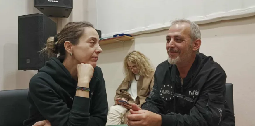 «Μη με λες αφεντικό»: Μια Πατρινή κωμωδία χωρίς… αφεντικά, με αυτοσχεδιασμό, σάτιρα και πολλή καρδιά στις «Γραμμές Τέχνης»