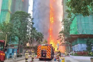 ΒΙΝΤΕΟ στις φλογες ουρανοξύστης στο Χονγκ Κονγκ, εγκλωβισμένοι ενοικοι