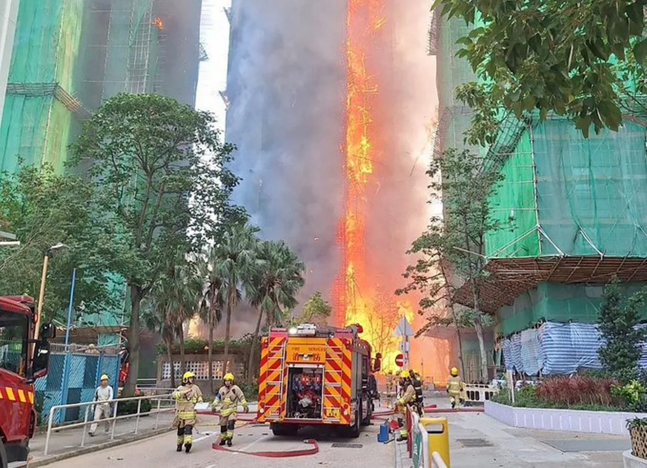 ΒΙΝΤΕΟ στις φλογες ουρανοξύστης στο Χονγκ Κονγκ, εγκλωβισμένοι ένοικοι