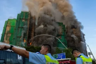 Νέα στοιχεία από την πυρκαγιά στο Χονγκ Κονγκ: Τέσσερις νεκροί, παγιδευμένοι ένοικοι και αναβάθμιση συναγερμού σε επίπεδο 4