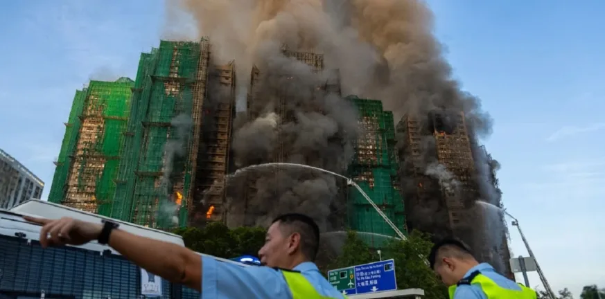 Νέα στοιχεία από την πυρκαγιά στο Χονγκ Κονγκ: Τέσσερις νεκροί, παγιδευμένοι ένοικοι και αναβάθμιση συναγερμού σε επίπεδο 4
