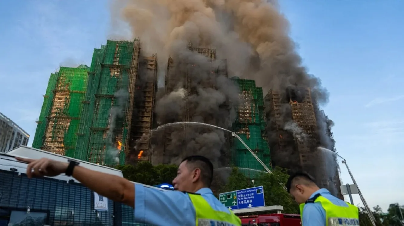 Πυρκαγιά στο Χονγκ Κονγκ: Τέσσερις νεκροί, παγιδευμένοι ένοικοι και αναβάθμιση συναγερμού σε επίπεδο 4