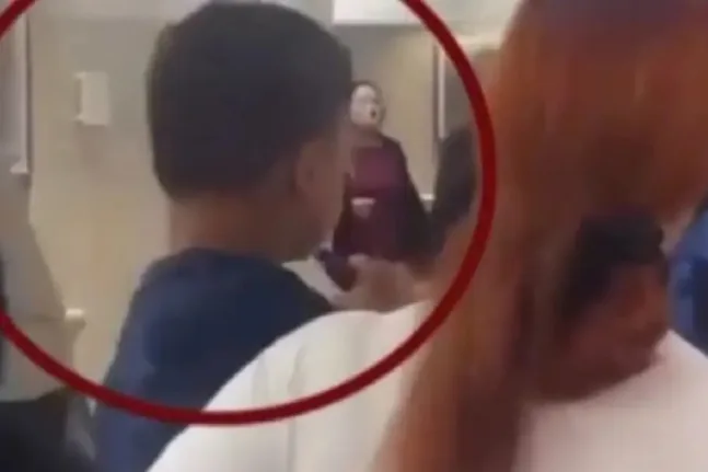 Παιδί 5 ετών καπνίζει ηλεκτρονικό τσιγάρο στην αγκαλιά της μητέρας του – Το ΒΙΝΤΕΟ που προκαλεί οργή