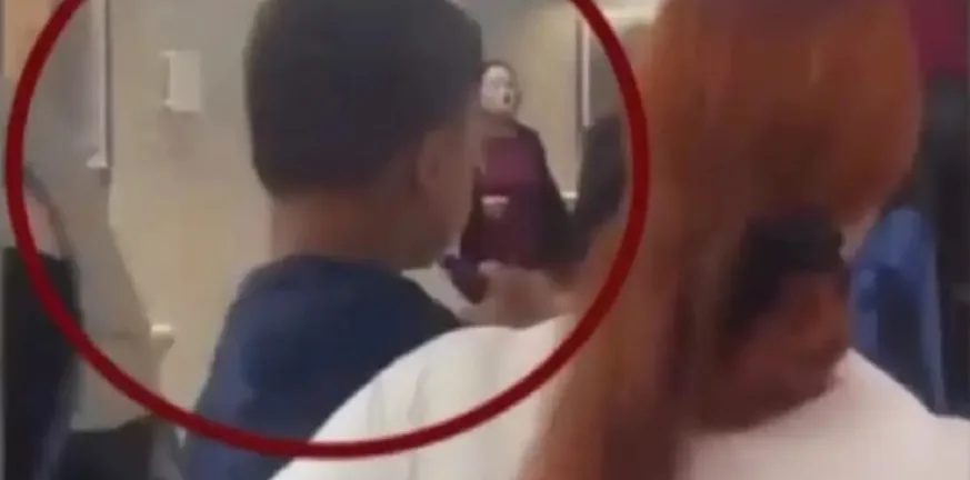 Παιδί 5 ετών καπνίζει ηλεκτρονικό τσιγάρο στην αγκαλιά της μητέρας του – Το ΒΙΝΤΕΟ που προκαλεί οργή