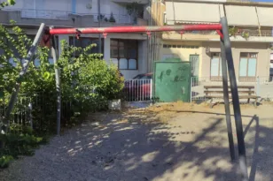 Πάτρα: Παιδικές χαρές χωρίς… χαρά – Κούνιες σπασμένες και όργανα επικίνδυνα για ατύχημα – Αυτοψία της «Π»