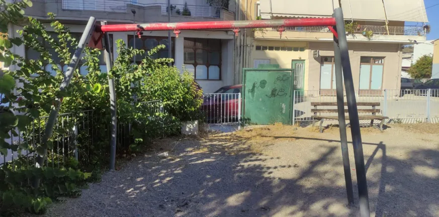 Πάτρα: Παιδικές χαρές χωρίς... χαρά - Κούνιες σπασμένες και όργανα επικίνδυνα για ατύχημα - Αυτοψία της «Π»