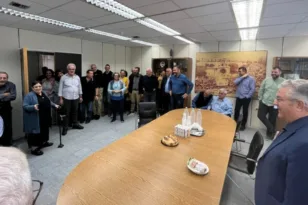 Έκπληξη στην Αλέκα Παπαρήγα έκαναν στελέχη του ΚΚΕ – Είχε γενέθλια