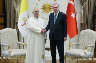 Στην Άγκυρα ο Πάπας Λέων: Το στεφάνι στο μαυσωλείο του Ατατούρκ και η συνάντηση με τον Ερντογάν ΒΙΝΤΕΟ