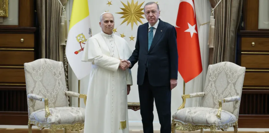 Στην Άγκυρα ο Πάπας Λέων: Το στεφάνι στο μαυσωλείο του Ατατούρκ και η συνάντηση με τον Ερντογάν ΒΙΝΤΕΟ