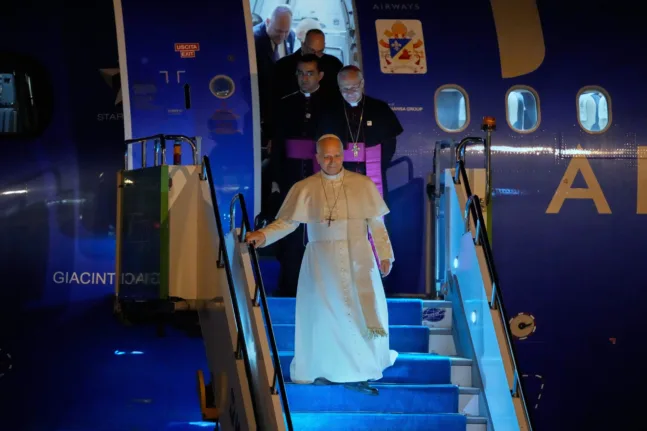 Στην Κωνσταντινούπολη ο Πάπας Λέων ΙΔ': Ιστορική συνάντηση με τον Οικουμενικό Πατριάρχη