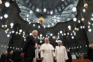 Πάπας Λέων ΙΔ': Το μήνυμα που έστειλε με την παρουσία του στο Μπλε Τζάμι, γιατί έβγαλε τα παπούτσια του; ΒΙΝΤΕΟ