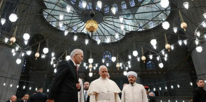 Πάπας Λέων ΙΔ': Το μήνυμα που έστειλε με την παρουσία του στο Μπλε Τζάμι, γιατί έβγαλε τα παπούτσια του; ΒΙΝΤΕΟ