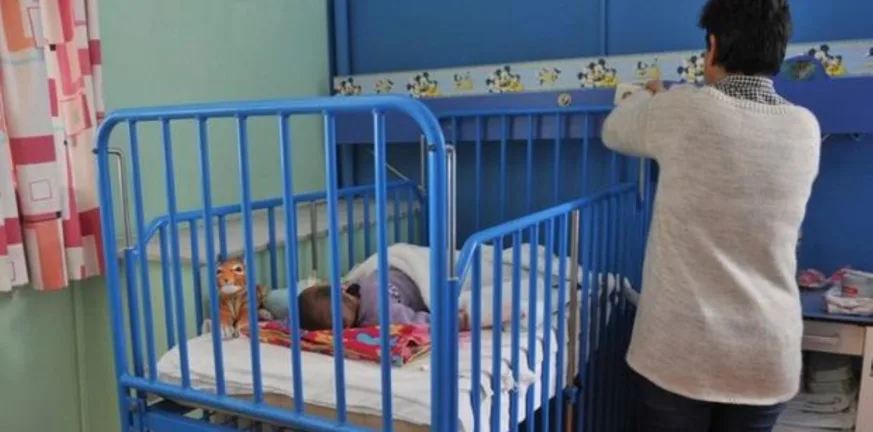 Ζουν φυλακισμένα στα νοσοκομεία: Εκατοντάδες παιδιά αφημένα στην τύχη τους