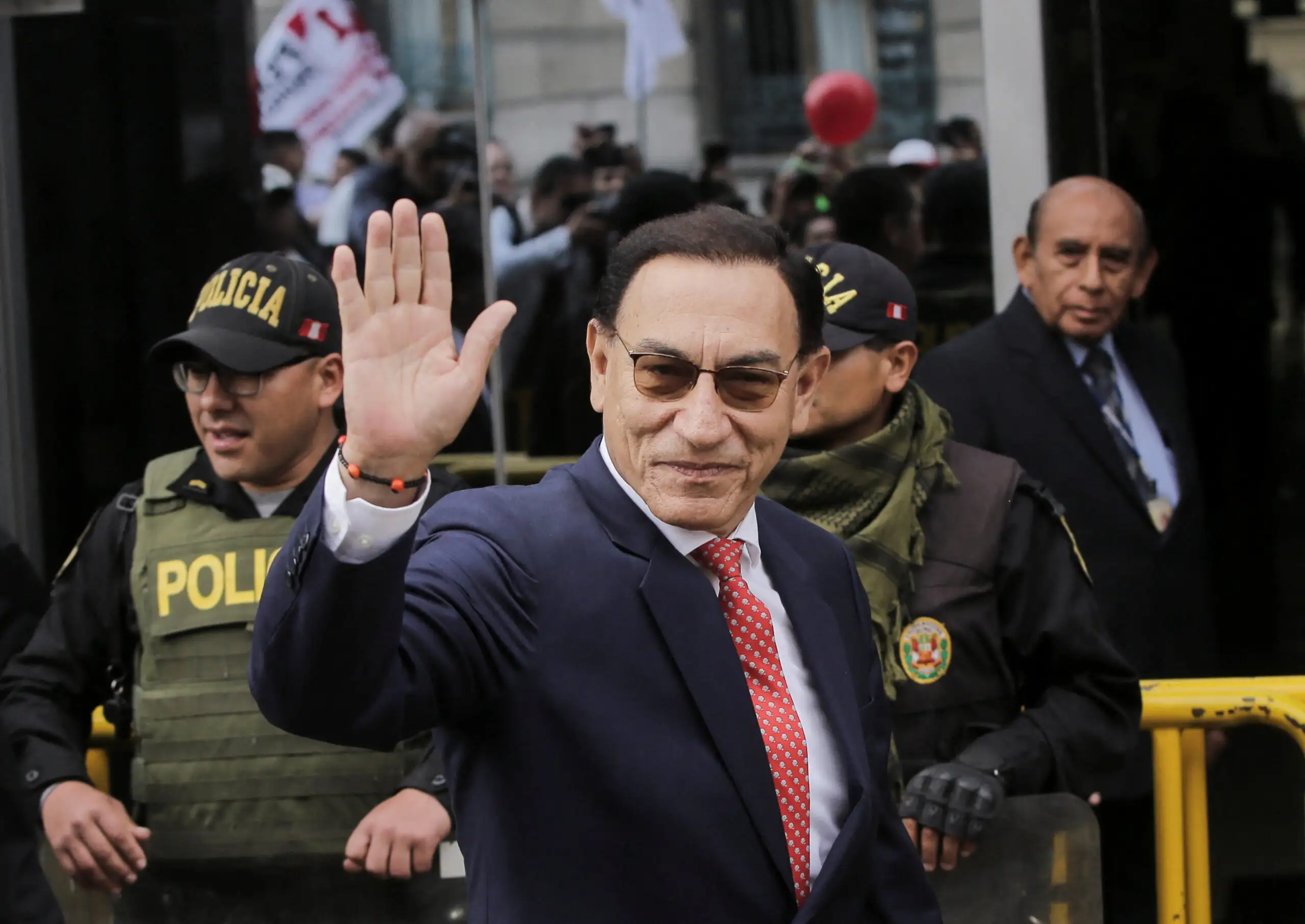 Ο πρώην πρόεδρος του Περού Μαρτίν Βισκάρα καταδικάστηκε σε 14 χρόνια κάθειρξη για διαφθορά Ο πρώην πρόεδρος του Περού Μαρτίν Βισκάρα καταδικάστηκε σε 14 χρόνια κάθειρξη για διαφθορά