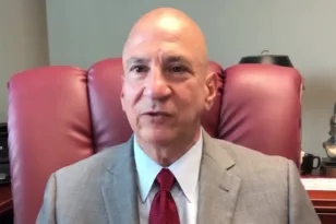 ΗΠΑ: Ο Ελληνοαμερικανός εισαγγελέας Πιτ Σκανδαλάκης εναντίον του Ντόναλντ Τραμπ