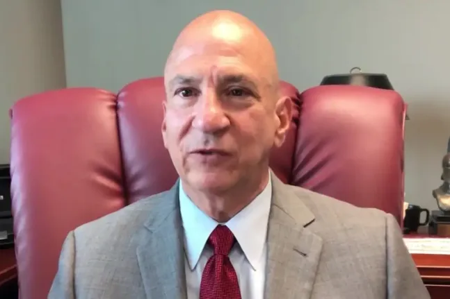 ΗΠΑ: Ο Ελληνοαμερικανός εισαγγελέας Πιτ Σκανδαλάκης εναντίον του Ντόναλντ Τραμπ