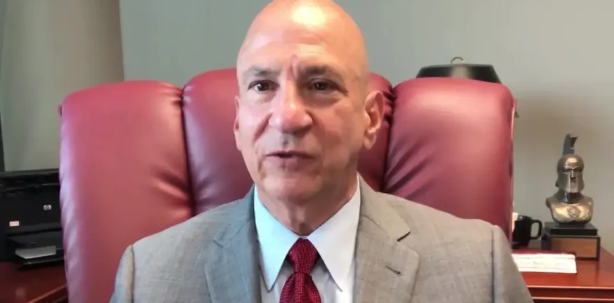 ΗΠΑ: Ο Ελληνοαμερικανός εισαγγελέας Πιτ Σκανδαλάκης εναντίον του Ντόναλντ Τραμπ