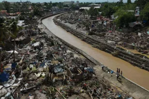 Ο υπερτυφώνας «Φουνγκ-γουόνγκ» σαρώνει τις Φιλιππίνες, κλειστά σχολεία και δημόσιες υπηρεσίες