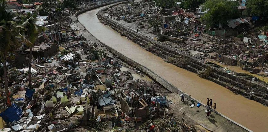 Ο υπερτυφώνας «Φουνγκ-γουόνγκ» σαρώνει τις Φιλιππίνες, κλειστά σχολεία και δημόσιες υπηρεσίες