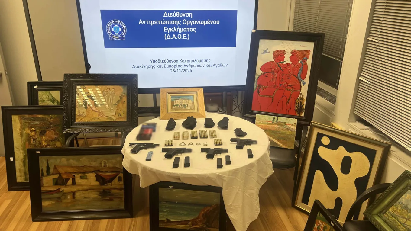 Ποιοι είναι οι κατηγορούμενοι για διακίνηση πλαστών έργων τέχνης και πώς αφέθηκαν ελεύθεροι;