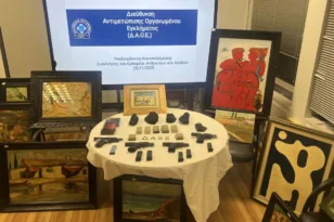 Καθηγητής στη σχολή αστυφυλάκων και «ειδικός» στο real estate, ο δικηγόρος που θησαύριζε πουλώντας πλαστούς πίνακες