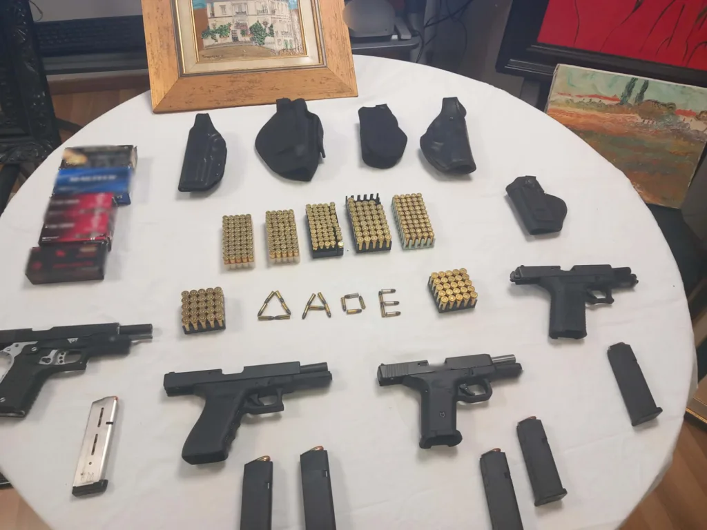 Καθηγητής στη σχολή αστυφυλάκων και «ειδικός» στο real estate, ο δικηγόρος που θησαύριζε πουλώντας πλαστούς πίνακες Καθηγητής στη σχολή αστυφυλάκων και «ειδικός» στο real estate, ο δικηγόρος που θησαύριζε πουλώντας πλαστούς πίνακες