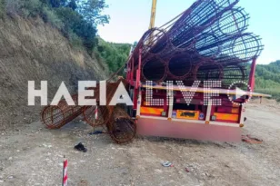 Πύργος: Ατύχημα με οδηγό φορτηγού να καταπλακώνεται από σίδερα