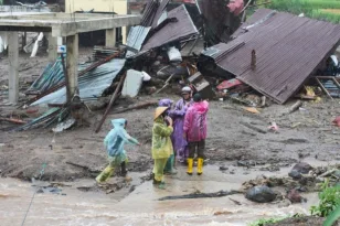 Ξεπέρασαν τους 80 οι νεκροί των φονικών πλημμυρών στην Ινδονησία