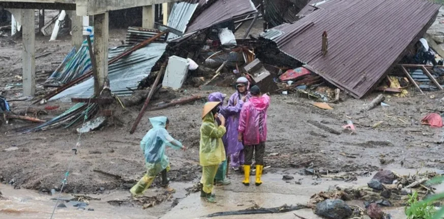 Ξεπέρασαν τους 80 οι νεκροί των φονικών πλημμυρών στην Ινδονησία