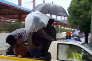 Πλημμύρες στο Μοσχάτο: Σε καρότσα αγροτικού και με κλαρκ η μεταφορά πολιτών! ΒΙΝΤΕΟ