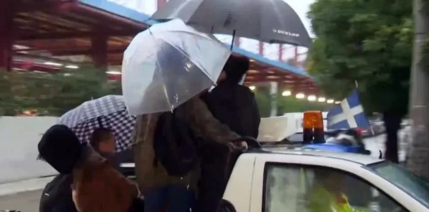 Πλημμύρες στο Μοσχάτο: Σε καρότσα αγροτικού και με κλαρκ η μεταφορά πολιτών! ΒΙΝΤΕΟ