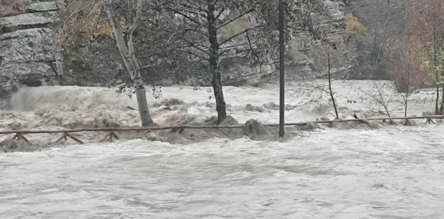 Υπερχείλιση Αλιάκμονα στο Νεστόριο: Πλημμύρες και διακοπή ύδρευσης