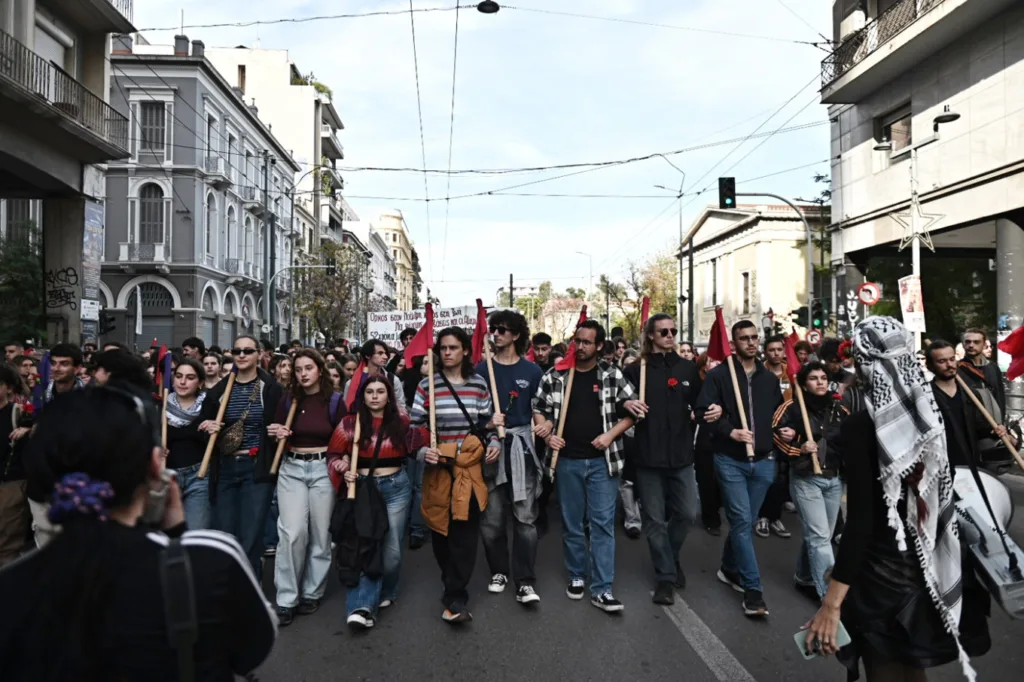 Πορεία μνήμης για τα 52 χρόνια από την εξέγερση του Πολυτεχνείου: 11 συλλήψεις και 43 προσαγωγές Πορεία μνήμης για τα 52 χρόνια από την εξέγερση του Πολυτεχνείου: 11 συλλήψεις και 43 προσαγωγές